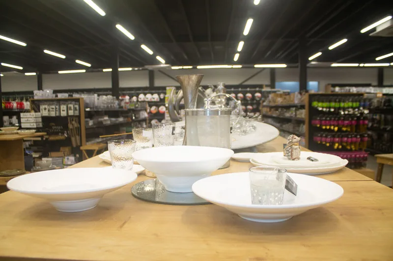 Table élégante dressée avec les articles PROMOSTORE DECO